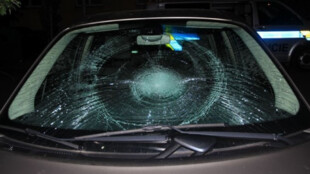 Muž, který ničil zaparkovaná auta v Ostravě, stále uniká policii