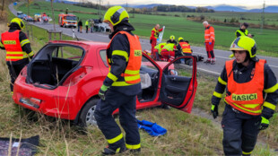 88letý řidič osobního auta se srazil u Příbora s dodávkou. Chvíli předtím naboural jiný vůz