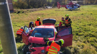 Auto narazilo v Těrlicku-Hradišti do sloupu, spolujezdkyni museli vyprostit hasiči