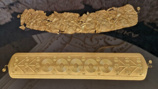 Zlatý poklad nalezený loni na Opavsku bude do neděle k vidění na zámku Bruntál