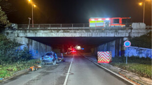 Smrtelná nehoda v Ostravě. BMW spadlo po kolizi s kamionem z mostu