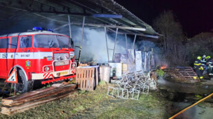 V Třemešné na Bruntálsku v noci hořel odpad, na místě byl i vrak hasičského auta