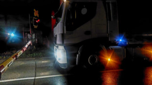 Řidič polského kamionu vjel na červenou na přejezd ve Studénce a zastavil dopravu na trati