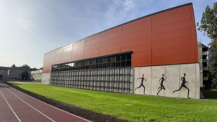 Díky krajské investici má gymnázium v Třinci novou tělocvičnu a moderní venkovní sportoviště