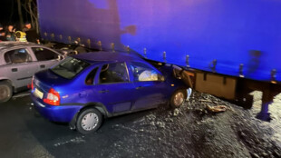 Kamion v Ostravici zatarasil cestu, dvě osobní auta do návěsu čelně narazila