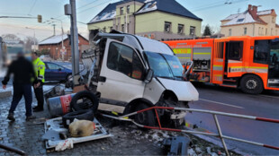 Dodávka se v Ostravě po nehodě rozpůlila o sloup, zranění jsou naštěstí jen lehká