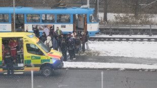Studentka v Ostravě vběhla před tramvaj, zraněná skončila v nemocnici
