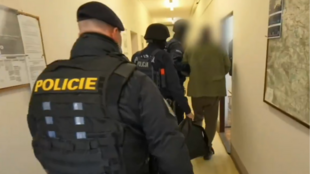 Dezinformátora Tomáše Čermáka od polských kolegů převzali moravskoslezští policisté, putoval do vězení