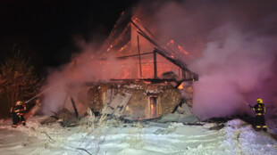 Při požáru vybydleného domu na Bruntálsku zemřel člověk, tělo nalezli hasiči