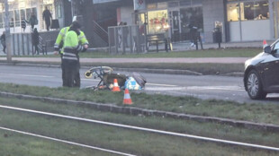 Auto v Ostravě srazilo chodce a vozíčkáře, oba jsou zranění