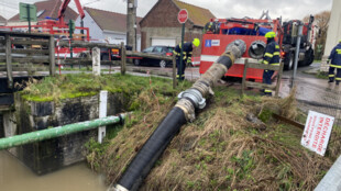 Čeští hasiči po příjezdu do Francie spustili velkokapacitní čerpadla