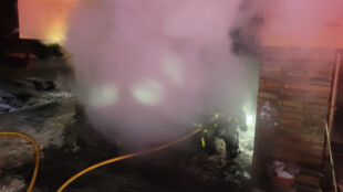 V přízemí rodinného domu v Třinci začala hořet garáž, hasiči zabránili větším škodám