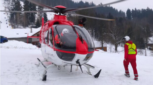 Těžká zranění lyžařky a mladé snowboardistky, do Beskyd a Jeseníků musely letět dva vrtulníky