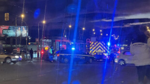 Muž vstoupil na červenou na přechod a srazila ho tramvaj, pod kterou uvízl, vytáhnout ho museli hasiči