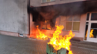 U školy v Krásném Poli hořely kontejnery, požár způsobil škodu za čtvrt milionu, žáci mají volno