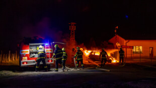 Požár kompletně zničil Renault ve Velkých Albrechticích