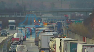 Do silničářů na D1 u Kujav při čištění krajnice narazilo nákladní auto, nehoda uzavřela dálnici ve směru na Olomouc