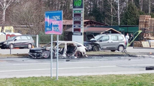 Policejní BMW shořelo po nehodě na Frýdecko-Místecku, při pronásledování motorkáře nedostalo přednost v jízdě