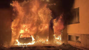Hasiči zachránili dům v Kopřivnici, u kterého hořelo auto, jeden z hasičů se zranil