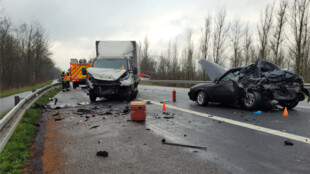 Vážný střet náklaďáku s autem v Karviné a nehoda devíti aut na D56 v Ostravě