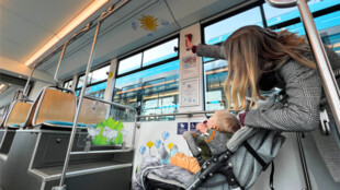 Pohádkové postavičky baví děti v ostravských tramvajích