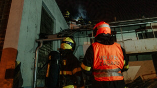 S požárem haly v Krnově bojovali profesionální i dobrovolní hasiči