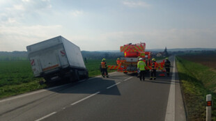 Nehoda osobního a nákladního auta uzavřela silnici u Neplachovic