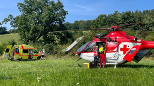Těžce zraněného muže po nehodě malého traktoru přenášel vrtulník na laně