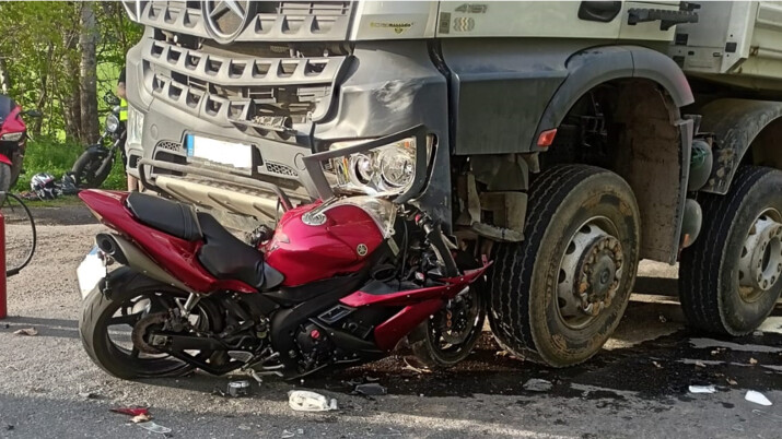 Motorkář se na Novojičínsku srazil s nákladním autem, zasahoval vrtulník z Olomouce