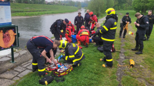 Dívka se topila v řece Ostravici, spadl jí tam telefon. Zachránili ji policisté a hasiči