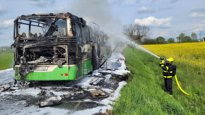 U Dolních Tošanovic začal za jízdy hořet autobus na zemní plyn