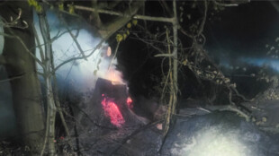 Náročný zásah hasičů hluboko v pralese Mionší, vodu k požáru museli nosit v zádových vacích