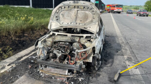 Na D48 u Libhoště shořelo auto, požár se obešel bez zranění