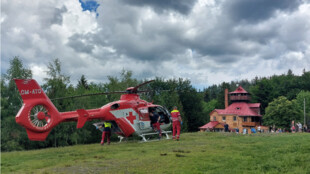 Záchranáři během soboty museli několikrát do Beskyd, u zraněných pacientů zasahoval i vrtulník
