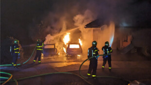 Dům v Petrovicích u Karviné zachvátil velký požár, rodina spala uvnitř