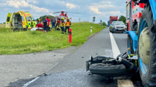 19letý motorkář se při předjíždění srazil s traktorem u Opavy
