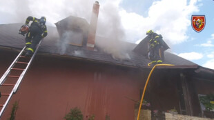 Ve Frýdku-Místku hořela střecha rodinného domu. Hasiči uchránili majetek za 4 miliony