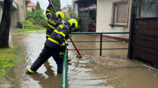 Vydatné deště zaplavily některá místa v kraji, hasiči nasadili čerpadla