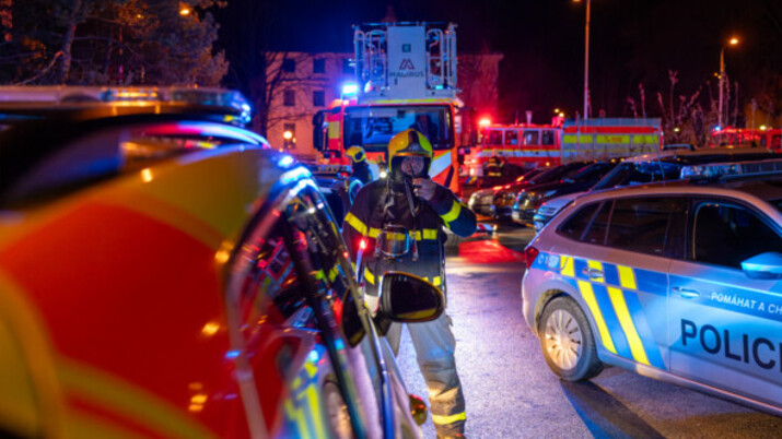 Ve Frýdku-Místku hořel byt. Z domu evakuovali 11 lidí, jednu osobu hasiči zachránili