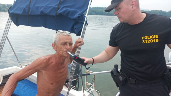 Policisté s členy plavební správy kontrolovali rekreanty u přehrady a vůdce plavidel
