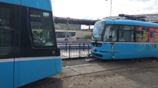 Ve Vítkovicích se srazily dvě tramvaje, řidič měl mikrospánek, soupravy po nárazu vykolejily