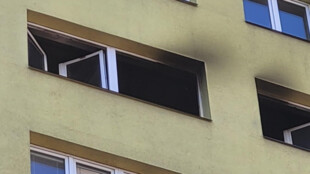 Při požáru bytu v Krnově našli mrtvou ženu, 30 lidí se muselo evakuovat