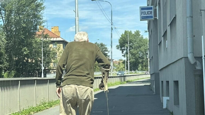 Bezmocný senior byl okraden na ulici ve Frýdku-Místku, zloděje dopadli policisté