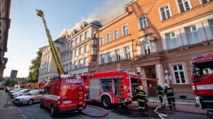 Budovu základní školy s vyhořelou střechou už si převzalo město, v akademii stále pracují hasiči