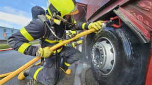 Autobusu začal za jízdy hořet motor, naštěstí byl bez cestujících