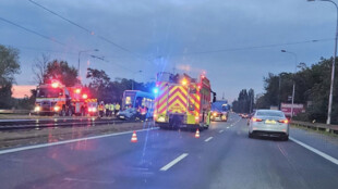 Řidič pod vlivem alkoholu a drog vjel do kolejiště a utekl. Do auta narazila tramvaj