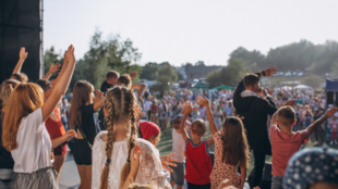 Do Dolní Lhoty u Ostravy se po letech vrací hudební festival Dolnolhotský buben