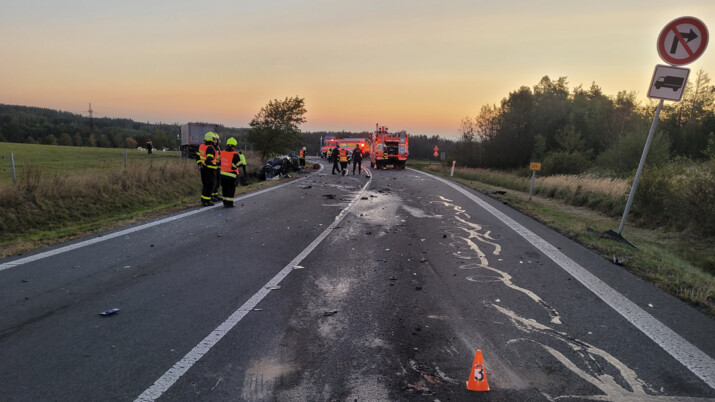 Řidič osobního vozu zemřel při čelní srážce s nákladním autem na Opavsku