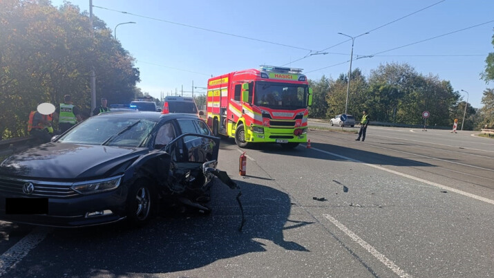 75letý řidič naboural v Ostravě autobus, bleskově pomohli policisté z Prahy