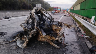 Na obchvatu Třince po nehodě několika vozů hořelo osobní auto a převrátila se cisterna